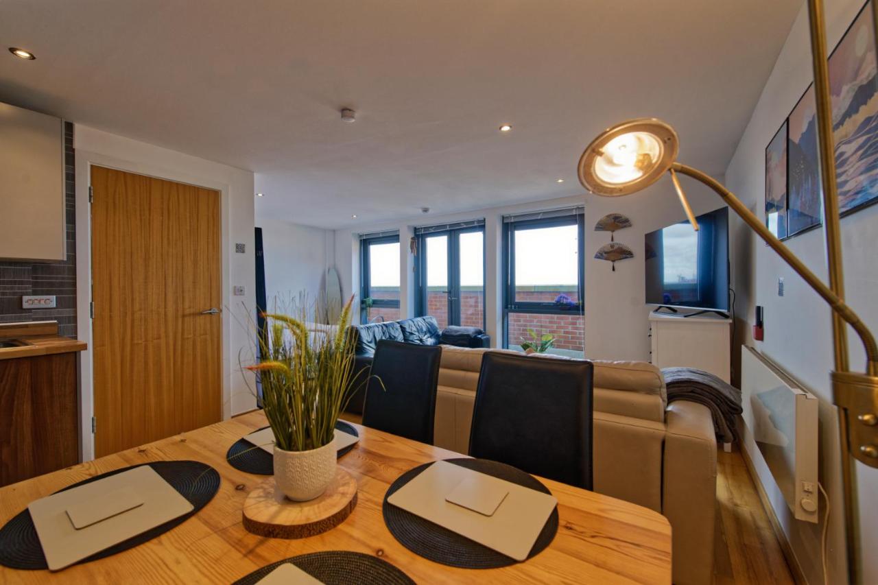 Living room with sofa and table at the Sidemersey Livings apartment near Lime Street Station